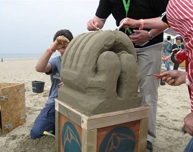 Zandsculptuur bouwen in teams (professioneel sculpzand)